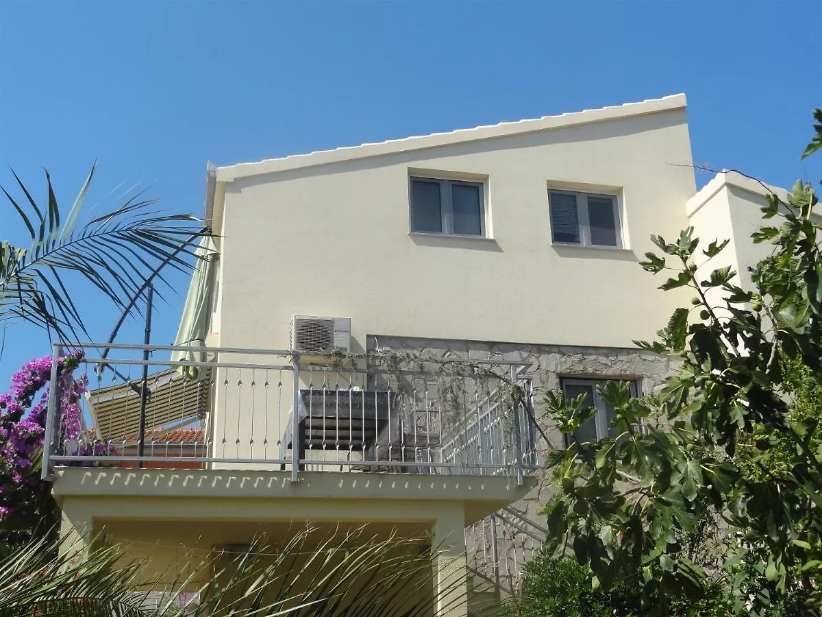 Apartments Branko Trogir 0*,