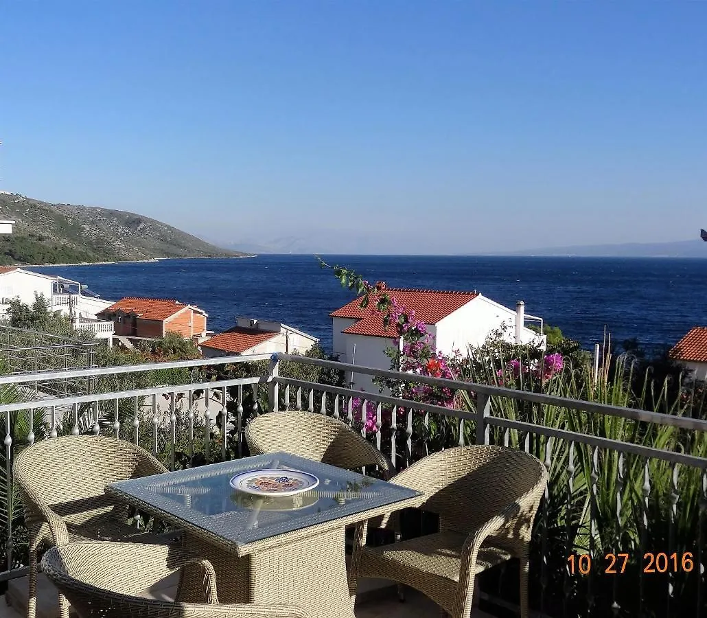Apartments Branko Trogir 0*,